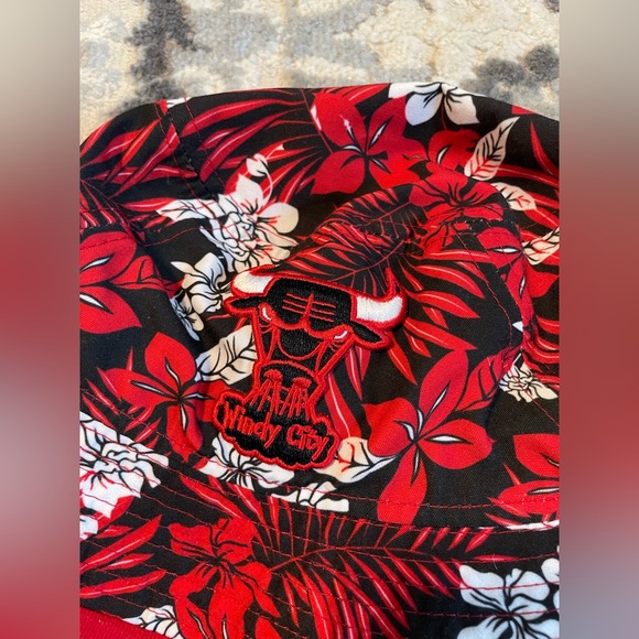 New Era XXL Chicago Bulls Windy City Red, white and black tropical bucket hat - Picture 2 of 7